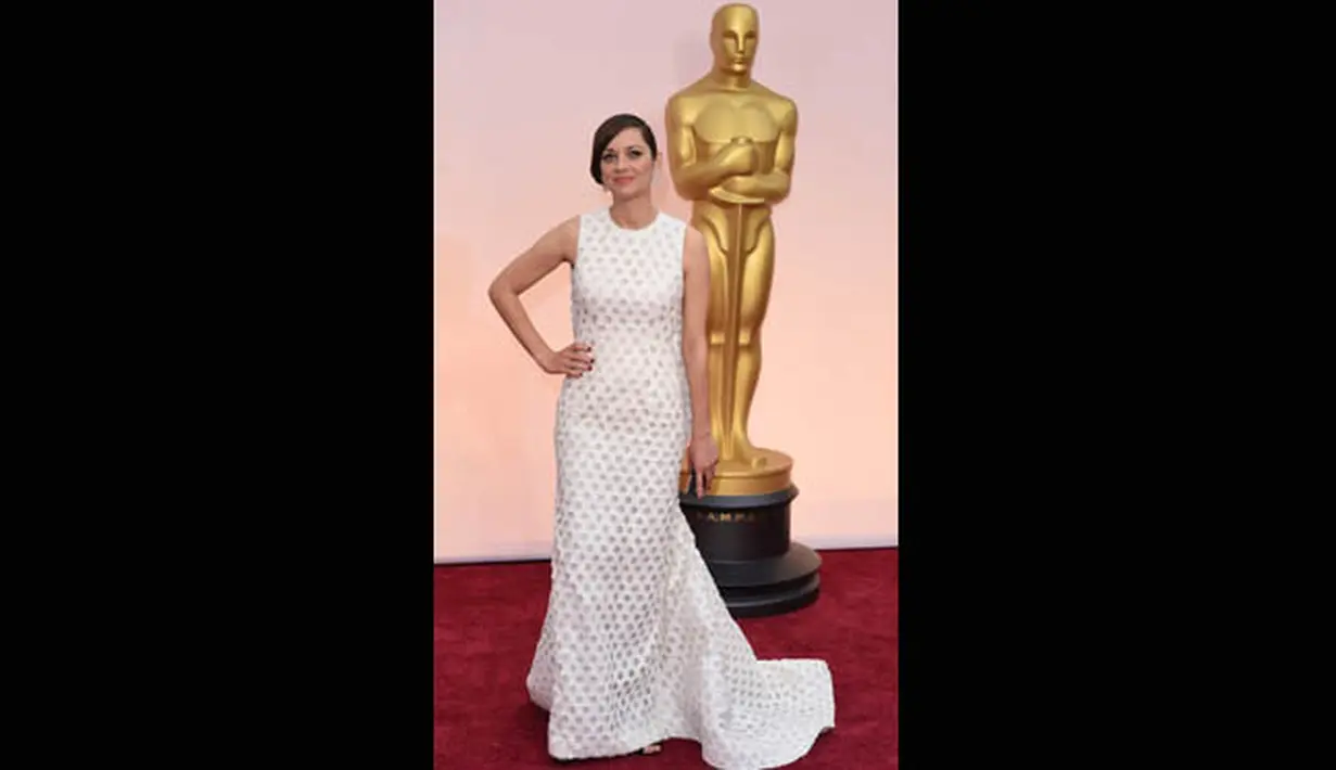 Nominator aktris terbaik, Marion Cotillard menjadi sorotan di red carpet Oscar 2015 di Los Angeles, Hollywood, Minggu (22/2). (AFP PHOTO/Mark RALSTON)