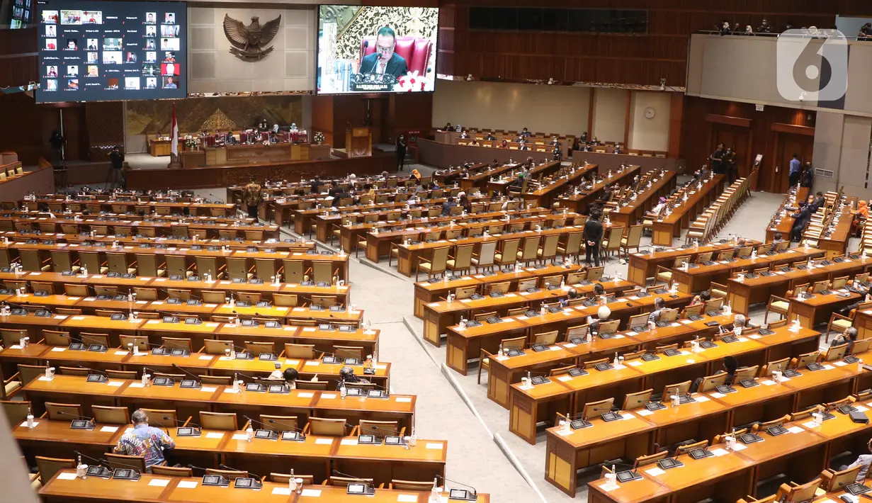 Suasana Rapat Paripurna di Kompleks Parlemen, Jakarta, Selasa (25/5/2021). Rapat beragendakan penyampaian pandangan fraksi-fraksi atas penyampaian pemerintah terhadap Kerangka Ekonomi Makro (KEM) dan Pokok-Pokok Kebijakan Fiskal (PPKF) RAPBN Tahun Anggaran 2022. (Liputan6.com/Angga Yuniar)