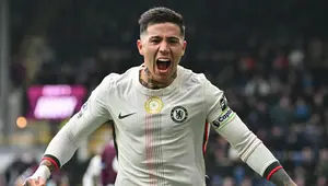 Gelandang Chelsea, Enzo Fernandez, merayakan gol yang dicetaknya ke gawang Burnley dalam laga lanjutan Premier League 2025/2026 di Turf Moor, Sabtu (22/11/2025). (ANDY BUCHANAN / AFP)