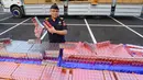 Petugas Direktur Jenderal Bea dan Cukai menunjukkan barang bukti hasil penindakan rokok ilegal di Kantor Pusat DJBC, Jakarta, Selasa (9/6/2026). (merdeka.com/Arie Basuki)