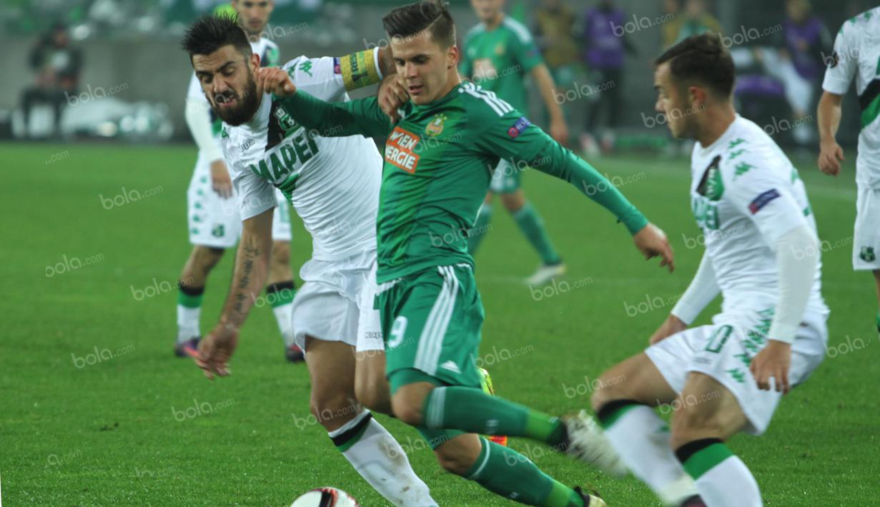 Penyerang Rapid, Matej Jelic mencoba melewati dua pemain US Sassoulo. (Bola.com/Reza Khomaini)