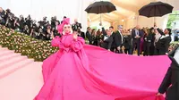 Gaun nyentrik Lady Gaga saat hadir di Met Gala 2019. (Neilson Barnard / GETTY IMAGES NORTH AMERICA / AFP)