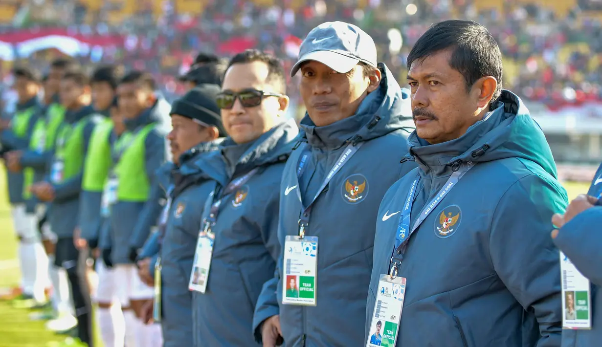 Pelatih Timnas Indonesia U-19, Indra Syafri (kanan) berdiri dengan staf timnya sebelum bertanding pertandingan melawan Korea Selatan pada laga ketiga kualifikasi Piala Asia U-19 2018 di Paju Public Stadium, Korsel (4/11). (AFP Photo/Kim Doo-Ho)