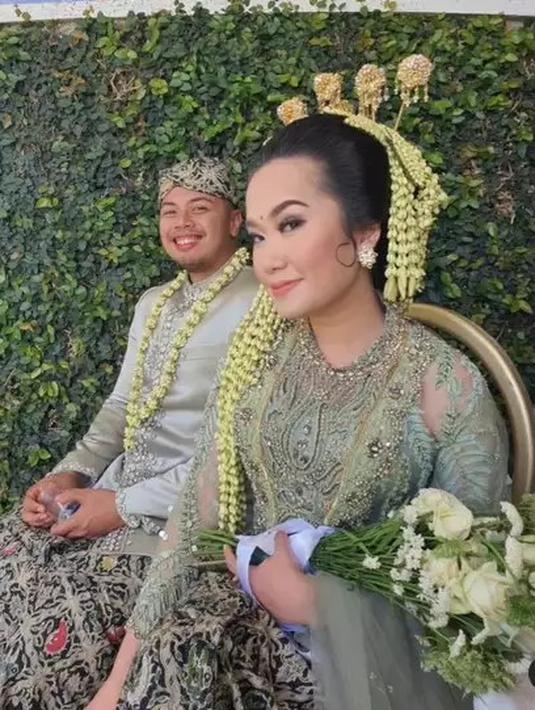 Setelah akad selesai, Zana dan sang suami berganti busana. (Instagram/@nicky_astria_real)
