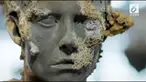 Seniman terkaya di Inggris membuat pameran seni bawah laut berjudul "Treasure from the Wreck of the Unbelievable".