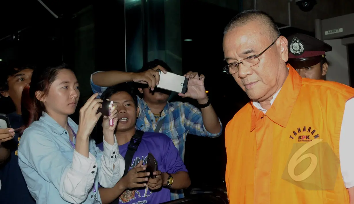 Kepala Dinas PU Bina Marga Sumatera Selatan yang juga Ketua Komite Pembangunan Wisma Atlet Rizal Abdullah mengenakan rompi tahanan KPK usai menjalani pemeriksaan di Gedung KPK, Jakarta, Kamis (12/3/2015). (Liputan6.com/Andrian M Tunay)