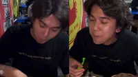 Iqbaal Ramadhan saat makan di sebuah warung pinggir jalan. (Dok: TikTok&nbsp; @findoutfits.id)