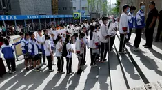Siswa berbaris untuk masuk sekolah pada hari pertama ujian masuk perguruan tinggi nasional yang dikenal sebagai gaokao di Beijing, China, Rabu (7/6/2023). (WANG Zhao/AFP)