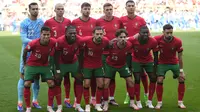 Para pemain starting XI Timnas Portugal berfoto bersama jelang dimulainya laga matchday kedua Grup F Euro 2024 menghadapi Timnas Turki di Westfalenstadion, Dortmund, Jerman, Sabtu (22/6/2024). (AP Photo/Darko Vojinovic)