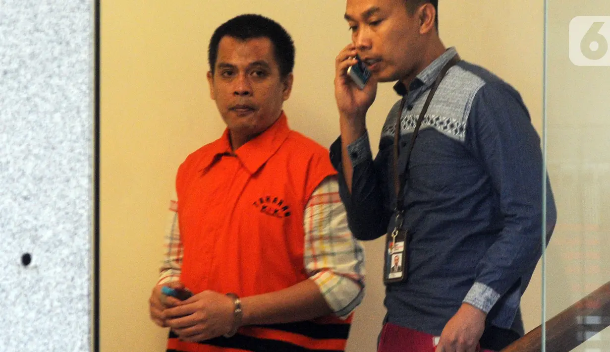 Pemilik PT Enra Sari Robi Okta Fahlefi bersiap meninggalkan Gedung KPK, Jakarta, Kamis (31/10/2019). Penyuap mantan Bupati Muara Enim Ahmad Yani itu diperiksa sebagai tersangka kasus suap terkait proyek dinas Pekerjaan Umum Kabupaten Muara Enim senilai Rp130 miliar. (merdeka.com/Dwi Narwoko)