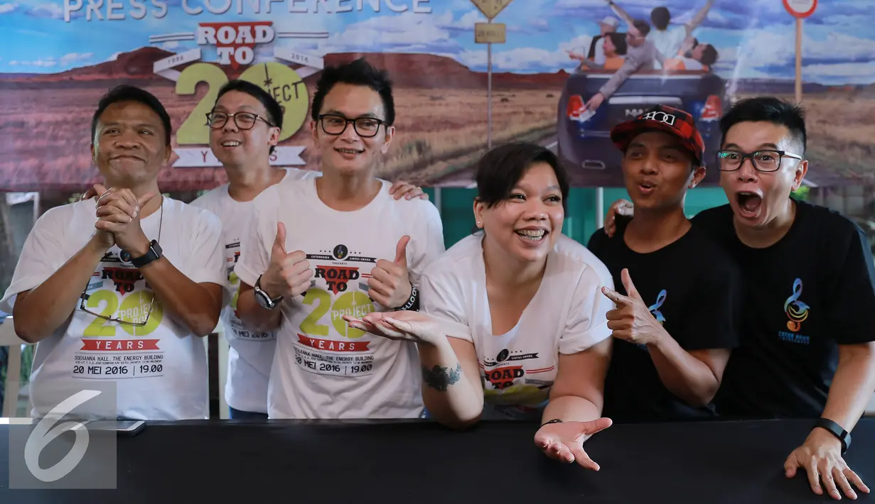 Group Vokal Project Pop berpose usai jumpa pres Showcase Project Pop menuju Anniversary 20 tahun di kawasan Veteran, Jakarta, Senin (9/5). Project Pop menyebut konser ini merupakan mimpi mereka sejak lama. (Liputan6.com/Herman Zakharia)