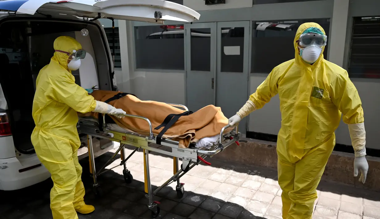 Tim medis mengevakuasi pasien suspect virus corona pada kegiatan simulasi di Rumah Sakit Umum Pusat (RSUP) Sanglah, Denpasar, Rabu (12/2/2020). Simulasi tersebut untuk menunjukkan kesiapan sekaligus menyegarkan kembali pengetahuan SDM dalam menangani virus Corona. (SONNY TUMBELAKA/AFP)