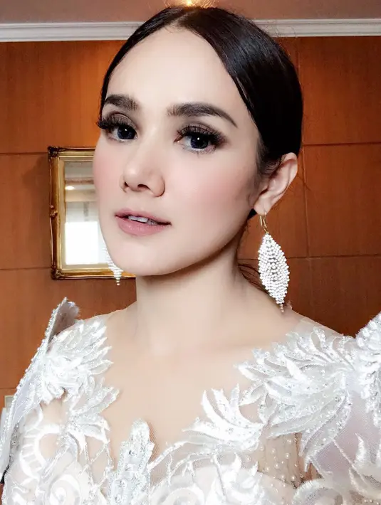 Untuk mempercantik penampilannya, Mulan tak pernah ketinggalan memakai aksesoris berupa perhiasan. Dan kali ini ia memakai anting panjang berbentuk oval dan membuat wajahnya terlihat lebih tirus. (Instagram/mulanjameela1)
