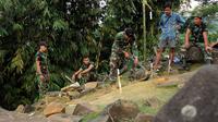 Beberapa anggota TNI dikerahkan untuk membantu Tim Nasional Penelitian Situs Gunung Padang bentukan Kementerian Pendidikan dan Kebudayaan melakukan kegiatan ekplorasi dan penelitian, (19/9/2014). (Liputan6.com/Helmi Fithriansyah)