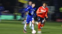 Dalam foto yang diambil dengan kecepatan rana lambat menunjukkan pemain Chelsea Christian Pulisic (kiri) berlari dengan bola saat melawan Luton Town pada pertandingan sepak bola putaran kelima Piala FA di Kenilworth Road, Luton, Inggris, 2 Maret 2022. Chelsea menang 3-2. (AP Photo/Ian Walton)