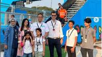 Anies Baswedan dan keluarga berfoto bersama dengan co-founder Formula E Alberto Longo di arena Jakarta Internasional E-Prix Circuit. (dok. Instagram @aniesbaswedan/https://www.instagram.com/p/CeXRyIKvVSs/?hl=en/Dinny Mutiah)