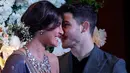 Pasangan Priyanka Chopra dan Nick Jonas berpose untuk resepsi kedua pernikahan mereka di Mumbai, India, Rabu (19/12). Sepanjang acara, Nick Jonas dan Priyanka Chopra terus saling memandang dan seolah tak bisa lepas satu sama lain. (AP/Rajanish Kakade)