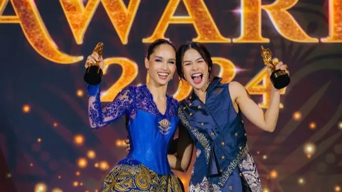 Maudy Ayunda dan Cinta Laura saat Terima Penghargaan