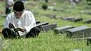 Seorang kakek membacakan doa saat ziarah di salah satu makam di Tempat Pemakaman Umum (TPU) Karet Bivak, Jakarta, Rabu (6/7). Setelah melakukan salat Idul Fitri, sebagian warga melakukan ziarah ke makam kerabat mereka. (Liputan6.com/Yoppy Renato)
