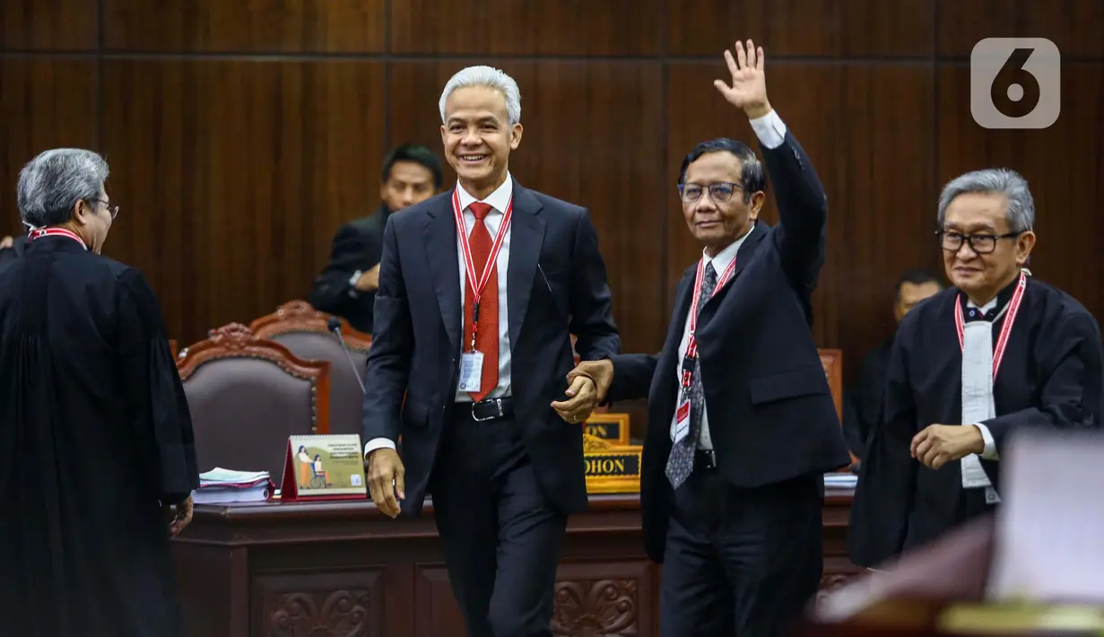 Pasangan Calon Presiden dan Calon Wakil Presiden nomor urut 3 Ganjar Pranowo-Mahfud Md datang ke ruang sidang Mahkamah Konstitusi (MK) di Jakarta, Rabu (27/3/2024). (Liputan6.com/Angga Yuniar)