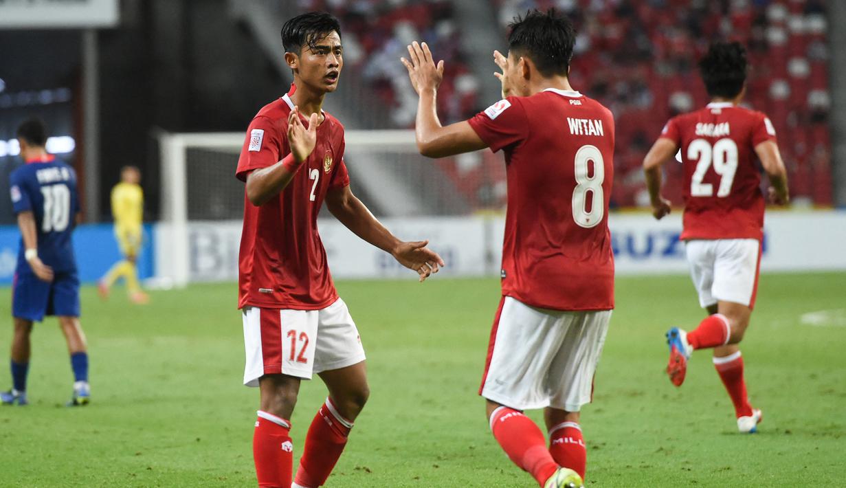 Usai berada di ujung tanduk, Pratama Arhan menjadi pahlawan dengan menyamakan skor 2-2 di menit ke-87. Namun tak lama kemudian ia menjadi penyebab Indonesia dihukum penalti. Beruntung, eksekusi yang dilakukan Faris Ramli dapat ditepis Nadeo Argawinata. (AFP/Roslan Rahman)