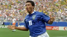 Romario yang telah pensiun pada Januari 2010 bersama America-RJ pernah membela Barcelona selama satu setengah musim mulai 1993/1994 hingga tengah musim 1994/1995. Ia didatangkan Barcelona dari PSV Eindhoven pada awal musim 1993/1994 dengan nilai transfer 8 juta euro dan langsung mempersembahkan gelar La Liga pada musim debutnya sekaligus menjadi top skor La Liga 1993/1994 dengan mencetak 30 gol. Bersama Barcelona ia total tampil dalam 65 laga di semua kompetisi dengan torehan 39 gol dan 11 assist. (AFP/Bob Daemmrich)