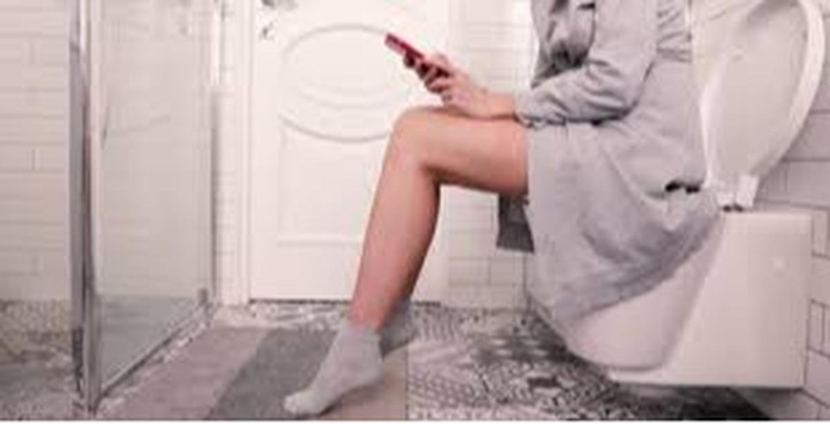 Bahaya Bawa Ponsel ke Toilet
