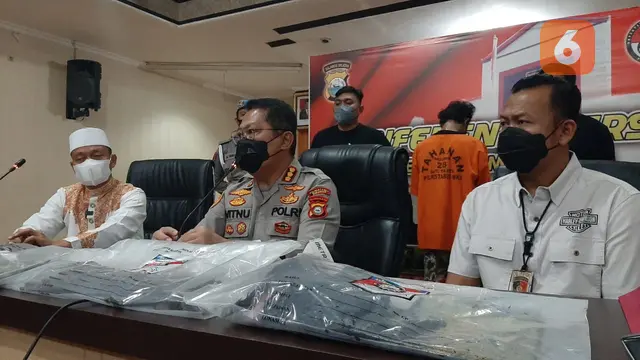 Press Release penangkapan pria misterius yang bakar mimbar Masjid Raya Makassar (Liputan6.com/Fauzan)