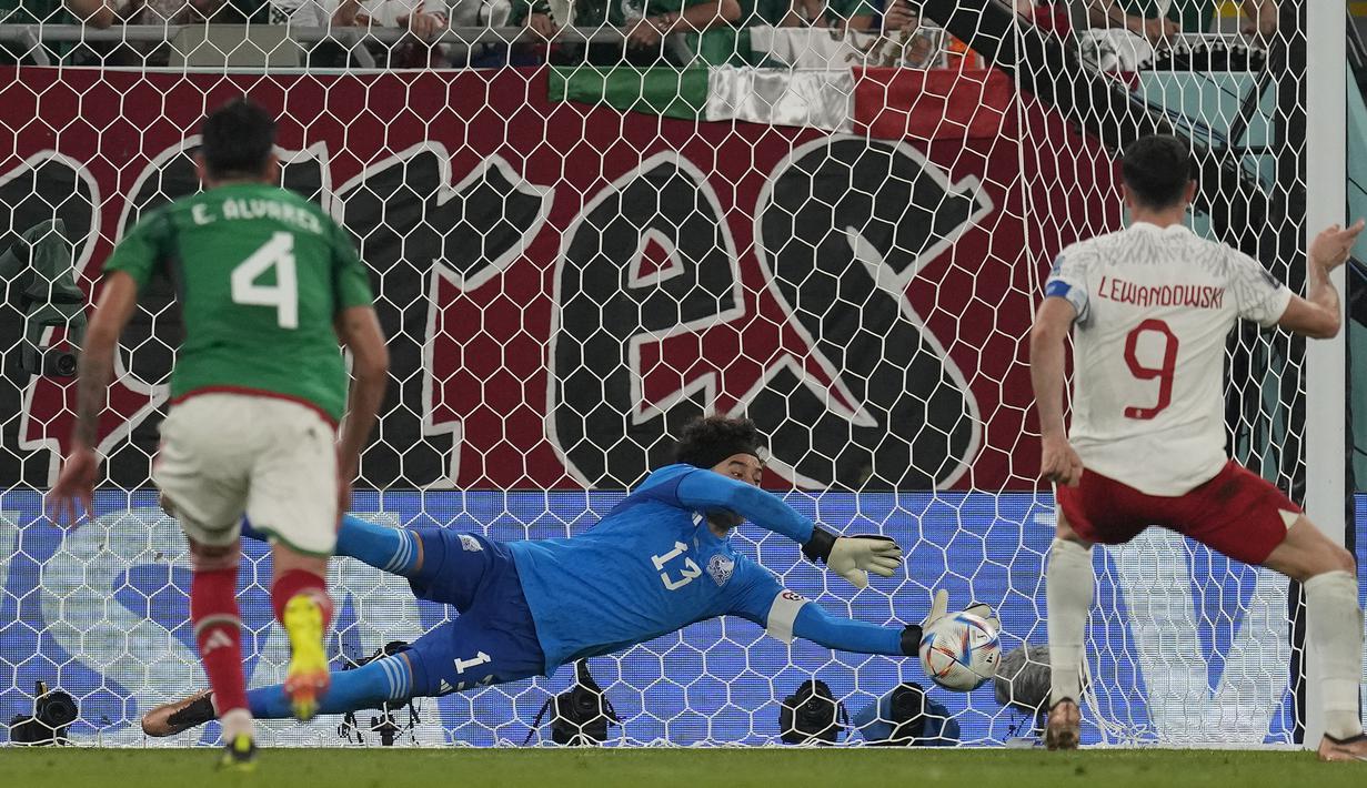 Guillermo Ochoa. Pada matchday pertama Grup C Piala Dunia 2022 (22/11/2022), kiper Timnas Meksiko berusia 37 tahun ini mampu menggagalkan eksekusi penalti striker Polandia, Robert Lewandowski. Ia berhasil menepis tendangan Robert Lewandowski yang diarahkan ke sudut kiri gawang. Laga pun akhirnya berkesudahan imbang 0-0. (AP/Themba Hadebe)