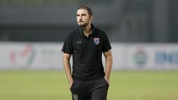 Kekalahan dua gol tanpa balas dari Laos tersebut sekaligus mengubur mimpi Thailand tampil di partai final Piala AFF U-19 2022. (Bola.com/M iqbal Ichsan)