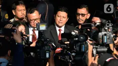 Plt Ketua Dewan Kehormatan Penyelenggara Pemilu (DKPP), Muhammad (tengah) bersama anggota komisioner DKPP, Alfitra Salamm, Idha Budhiati dan Teguh Prasetyo seusai menggelar sidang kode etik kepada Komisioner KPU Wahyu Setiawan di Gedung KPK, Jakarta. Rabu (15/1/2020). (merdeka.com/Dwi Narwoko)