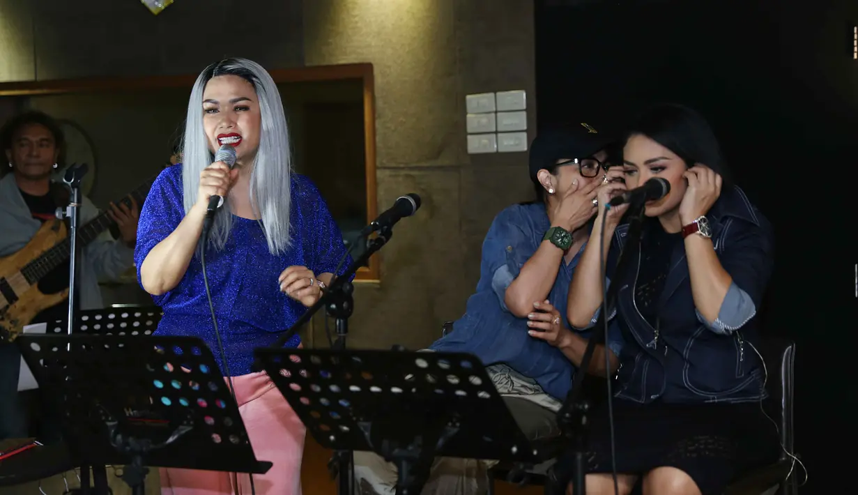 Diva pop Tanah Air sedang melakukan latihan di Abbe Studio, kawasan Gandaria, Jakarta Selatan, Kamis (15/9/2016). (Nurwahyunan/Bintang.com)