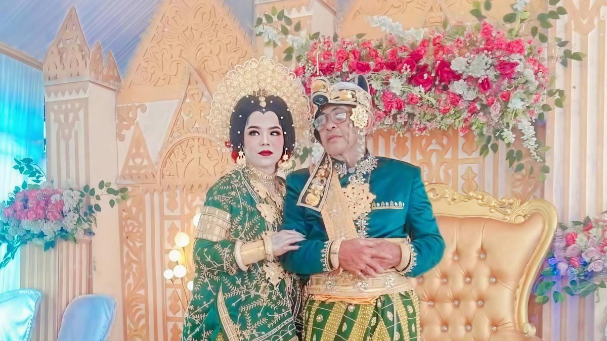 Fakta baru pernikahan viral pria 71 tahun dengan gadis 18 tahun di Luwu — besaran uang panai yang diberikan akhirnya terungkap dan bikin publik terkejut.