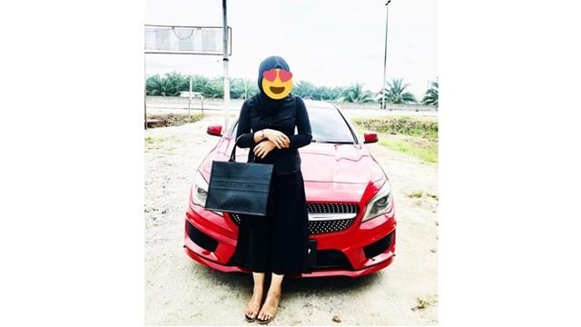 Setelah diremehkan, Rozmiza berjanji untuk bekerja keras setelah lulus dari kuliah