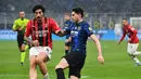 Terus diserang, AC Milan baru mendapat peluang di menit ke-36. Tembakan Sandro Tonali (kiri) masih mampu diamankan kiper Inter, Samir Handanovic. (AFP/Isabella Bonotto)