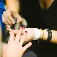 Ilustrasi manikur dengan cat kuku. (dok. Kris Atomic/ Unsplash.com)