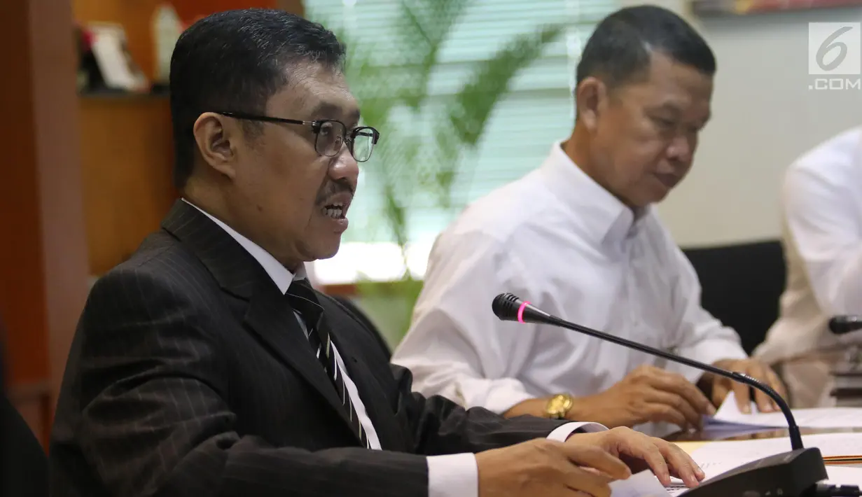Ketua Bidang Rekrutmen Hakim KY Aidul Fitriciada Azhari menggelar konferensi pers di Gedung Komisi Yudisial (KY), Jakarta, Selasa (28/5/2019). Komisi Yudisial membuka penerimaan 11 calon hakim agung dan sembilan calon hakim ad hoc pada Mahkamah Agung tahun 2019. (Liputan6.com/Angga Yuniar)