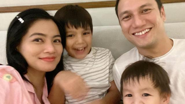 Titi Kamal dan keluarganya. (Foto: Instagram @titi_kamall)