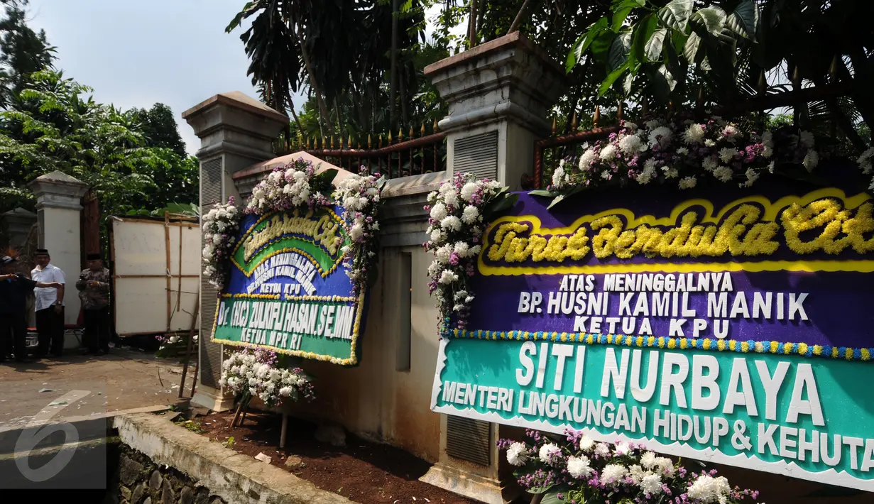 Deretan karangan bunga duka cita wafatnya Ketua KPU Husni Kamil Manik di Kompleks KPU, Jakarta, Jumat (8/7). Sejumlah pejabat tinggi negara hadir melayat jenazah Husni Kamil Manik yang wafat pada Kamis (7/7). (Liputan6.com/Helmi Fithriansyah)