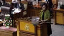 MenKeu Sri Mulyani menyampaikan naskah laporan pandangan pemerintah tentang RUU akses informasi keuangan untuk kepentingan perpajakan kepada pimpinan DPR dalam Rapat Paripurna di Kompleks Parlemen, Jakarta, Kamis (27/7). (Liputan6.com/Johan Tallo)