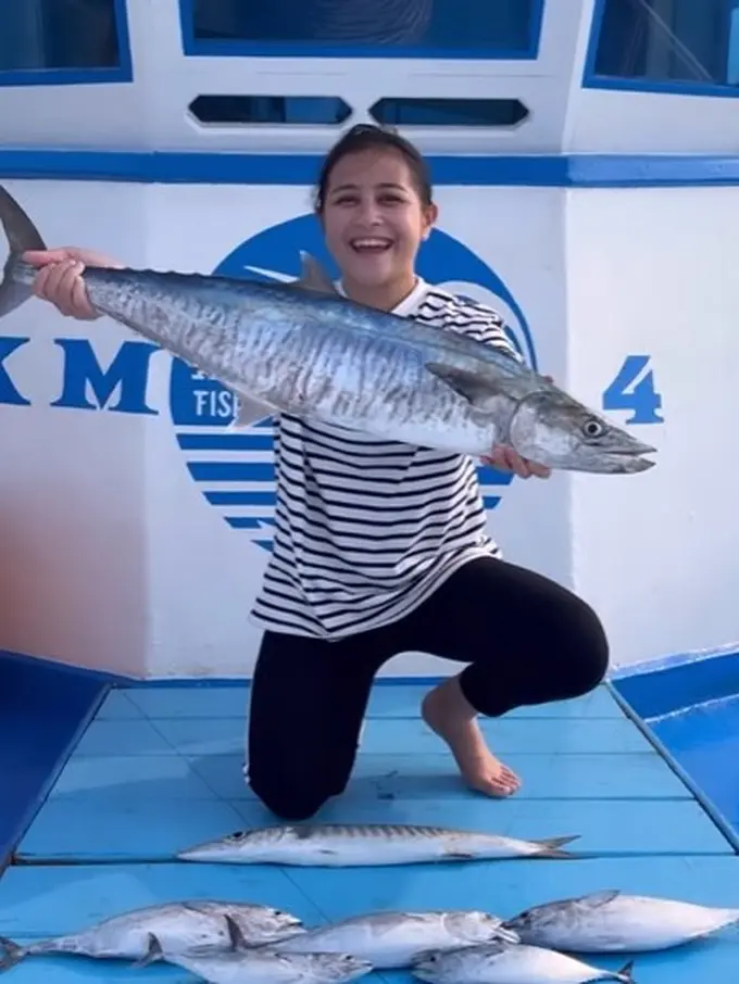 Prilly Latuconsina mancing ikan (Instagram/prillylatuconsina96)