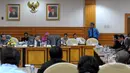 Wakil Ketua DPR RI Fachri Hamzah (keempat dari kiri) menggelar rapat dengar pendapat umum bersama PSSI dan perwakilan 18 klub kompetisi Indonesia Super League (ISL) di Gedung DPR RI, Jakarta (23/2/2015). (Liputan6.com/Andrian M Tunay)