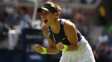 Petenis Swiss, Belinda Bencic meluapkan kegembiraannya setelah menang atas petenis Kroasia, Donna Vekic pada perempat final AS Terbuka 2019 di Arthur Ashe Stadium, Rabu (4/9/2019). Belinda Bencic berhasil menyingkirkan sang sahabat, Vekic dengan skor 7(7)-6, 6-3. (Emilee Chinn/Getty Images/AFP)