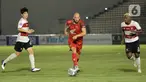 Pemain PSM Makassar, Anco Jansen (tengah) berusaha menendang bola ke gawang Madura United dalam pertandingan BRI Liga 1 2021/2022 antara Madura United melawan PSM Makassar di Stadion Madya, Jakarta, Minggu (12/9/2021). Pertandingan berakhir 1-1. (Bola.com/Ikhwan Yanuar)