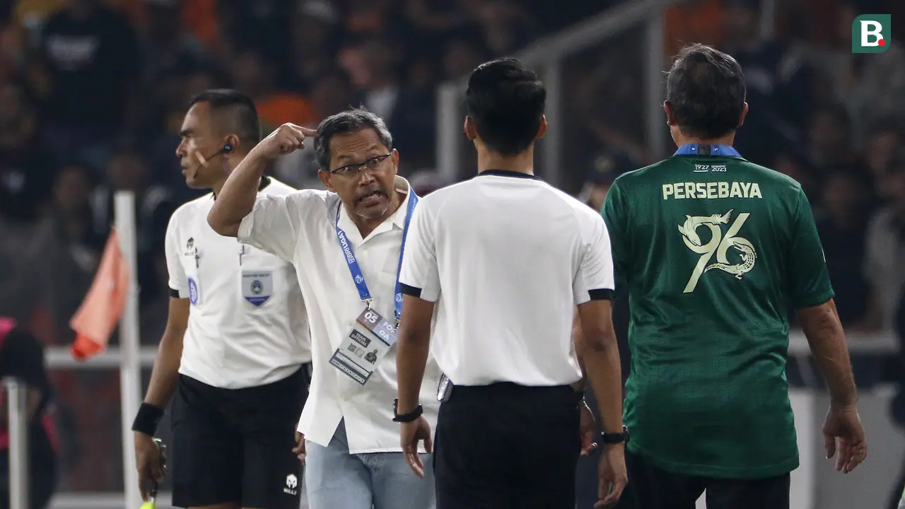Foto: Momen Ketika Aji Santoso Murka dengan Keputusan Wasit saat Persebaya Menghadapi Persija