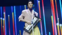 Isyana Sarasvati tampil nyentik saat mengisi acara Hut SCTV ke 28. Bersama piano kesayangannya, Isyana memilih memakai jas crean dan dipadukan dengan shirt kuning. Walaupun kontras tapi Isyana berhasil tampil fashionable. (Kapanlagi.com/Bayu Herdianto)