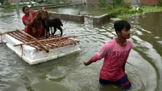 Seorang anak mengangkut ibu beserta hewan-hewan ternaknya menggunakan perahu darurat di sebuah desa di Distrik Muzaffarpur, Negara Bagian Bihar, India timur, 26 Juli 2020. Sedikitnya 10 orang tewas dan hampir 1,5 juta orang terkena dampak akibat banjir di 11 distrik di Bihar. (Xinhua/Partha Sarkar)