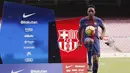 Bek anyar Barcelona, Yerry Mina menyundul bola saat perkenalannya dengan para fans Blaugrana di Stadion Camp Nou, Barcelona, Spanyol, Sabtu (13/1). Yerry Mina menjadi pemain Kolombia pertama yang merumput di Barcelona. (AFP PHOTO / Pau Barrena)