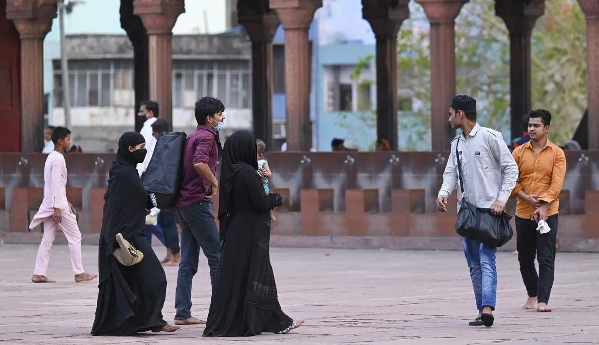 Umat Muslim berkumpul di masjid Jama Masjid sebelum berbuka puasa pada hari pertama bulan suci Ramadhan, di New Delhi (14/4/2021). Masjid Jama atau Masjid-i Jahān-Numā merupakan masjid utama yang berada di kawasan Delhi Tua di India. (AFP/Prakash Singh)