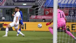 Pemain Italia Ciro Immobile (belakang) mencetak gol ke gawang Republik Ceko pada pertandingan persahabatan internasional di Bologna, Italia, Jumat (4/6/2021). Italia menang 4-0. (AP Photo/Antonio Calanni)